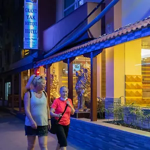 Hotel Grand Yak Boutique