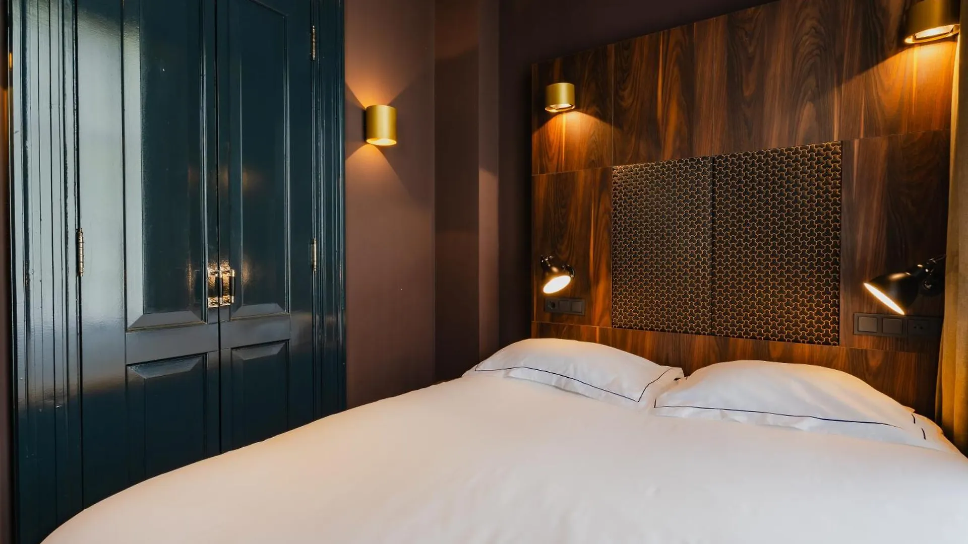 Отель De Jonker Urban Studios & Suites Амстердам