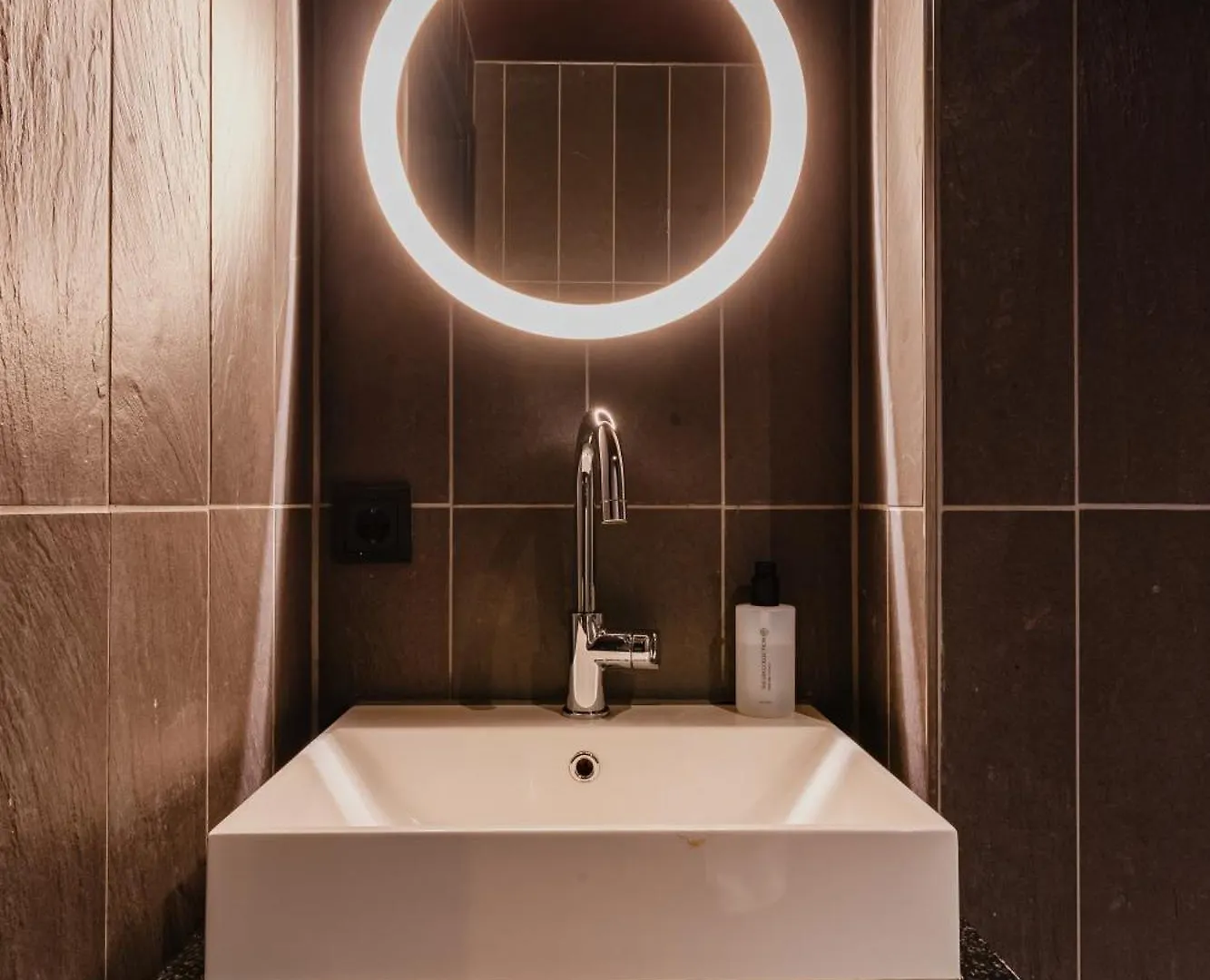 **** Отель De Jonker Urban Studios & Suites Амстердам Нидерланды