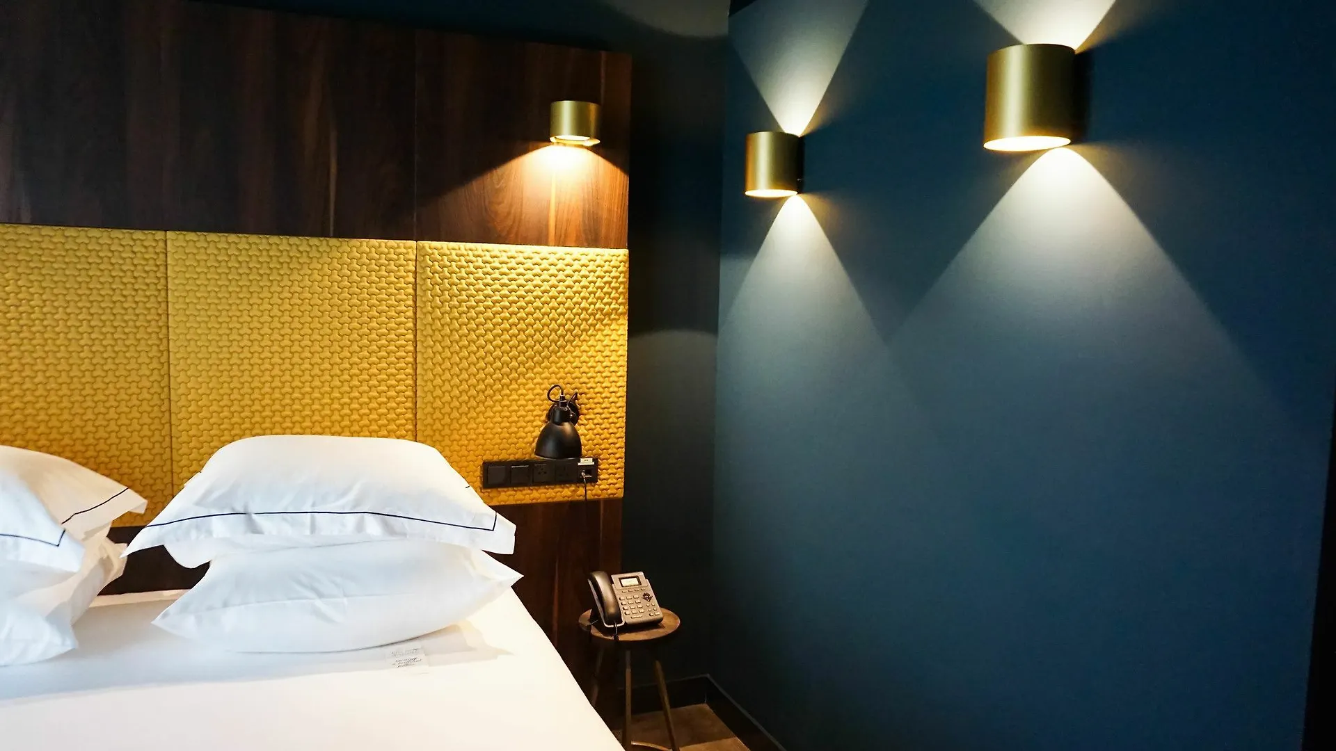 Отель De Jonker Urban Studios & Suites Амстердам